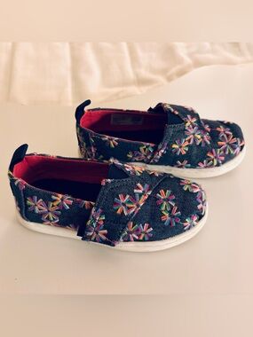 EUC Toms Girls Navy Alpargata Slip On Espadrille Loafer Flat, Size 8